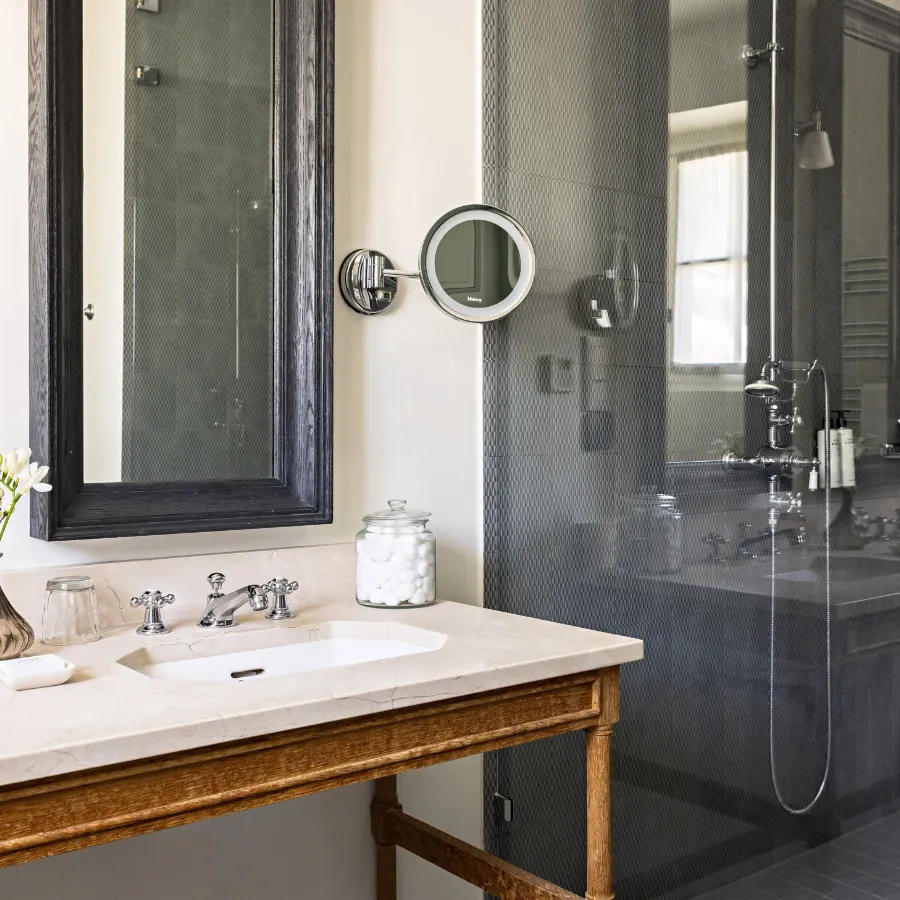 hotel-domaine-de-fontenille-luberon-chambre-pmr-superieure-salle-de-bain