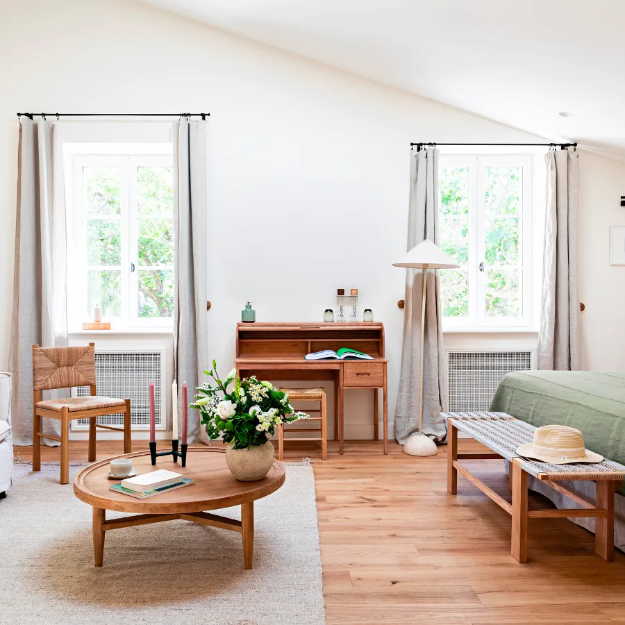 hotel-domaine-de-fontenille-luberon-chambre-pmr-superieure-salon-interieur