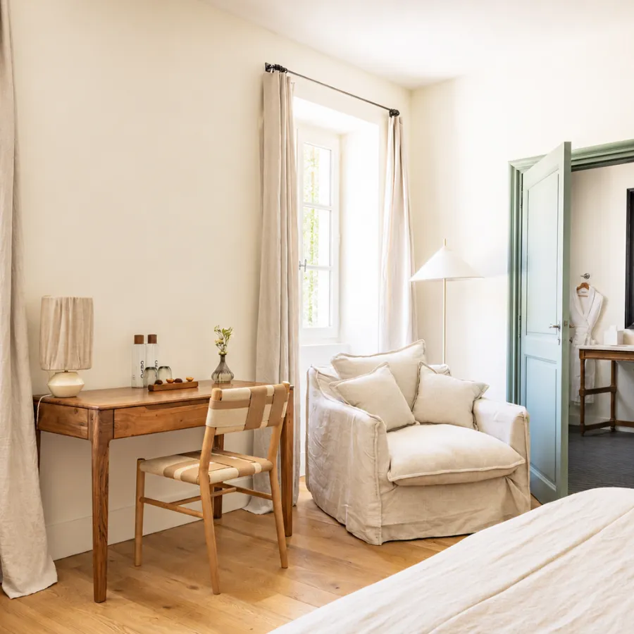 hotel-domaine-de-fontenille-luberon-chambre-pmr-superieure-salon