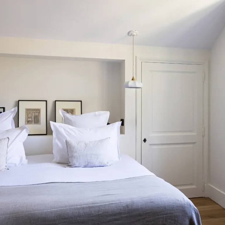 hotel-domaine-de-fontenille-luberon-chambre-suite-alphonse-tete-de-lit