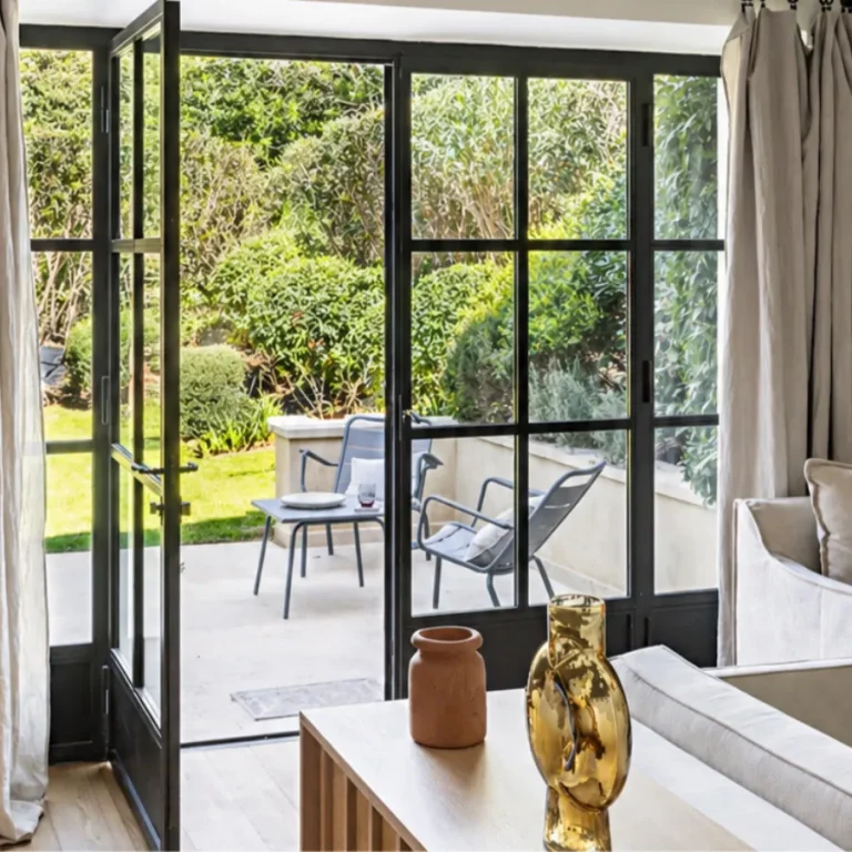 hotel-domaine-de-fontenille-luberon-chambre-suite-alphonse-vue-terrasse