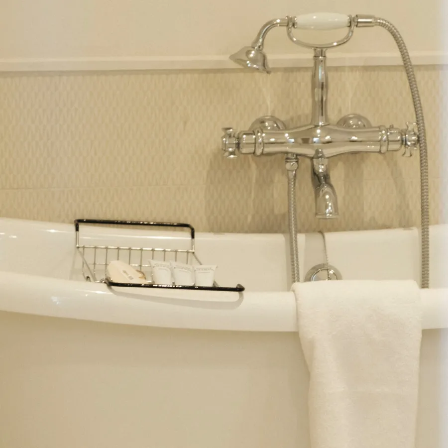 hotel-domaine-de-fontenille-luberon-chambre-superieure-baignoire