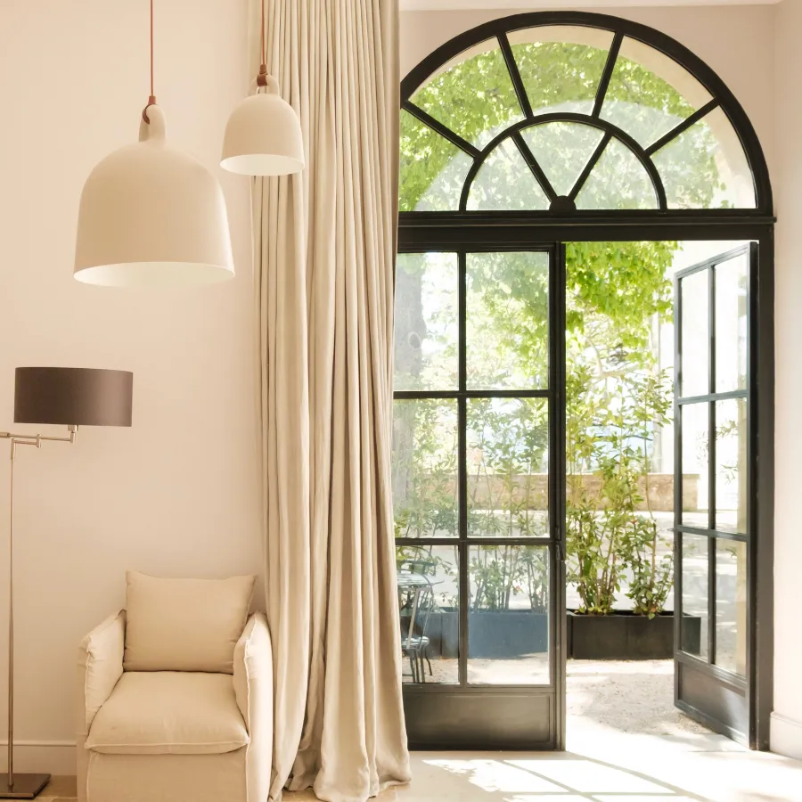 hotel-domaine-de-fontenille-luberon-chambre-superieure-terrasse-exterieure