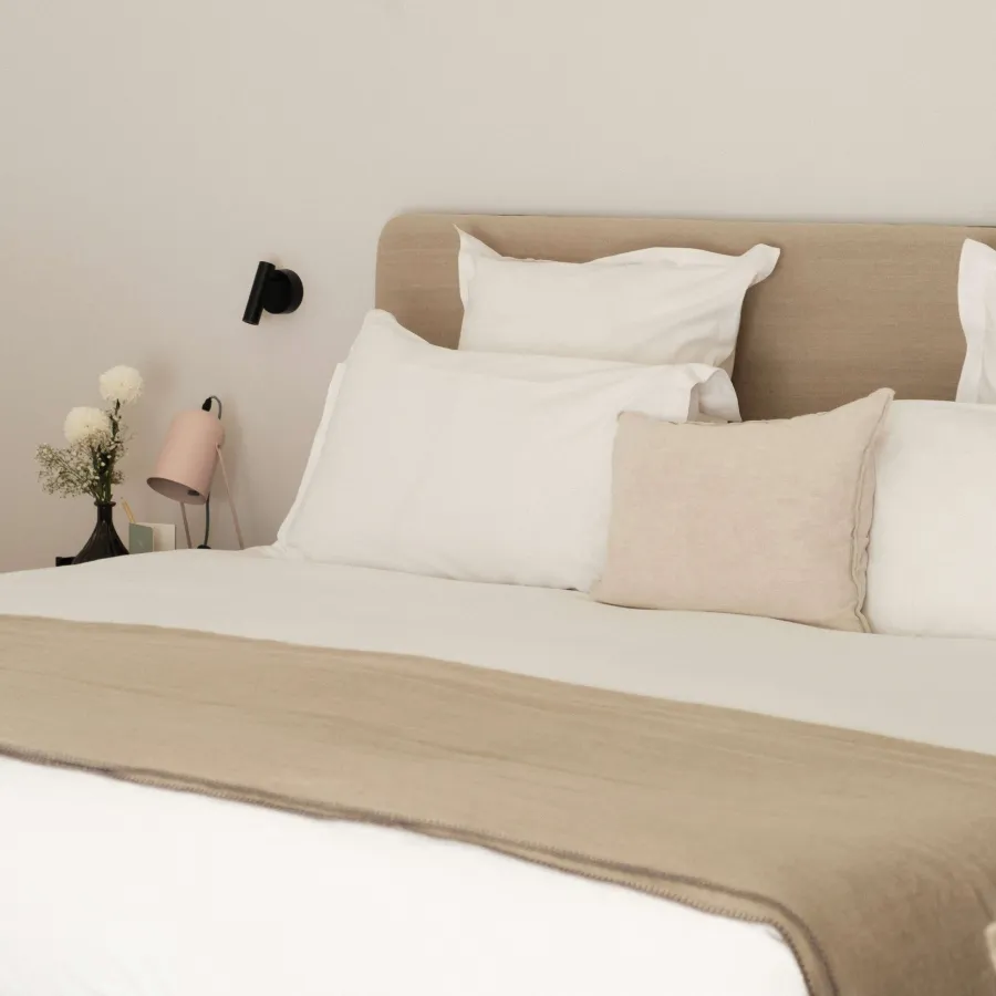 hotel-domaine-de-fontenille-luberon-chambre-superieure-tete-de-lit-decoration